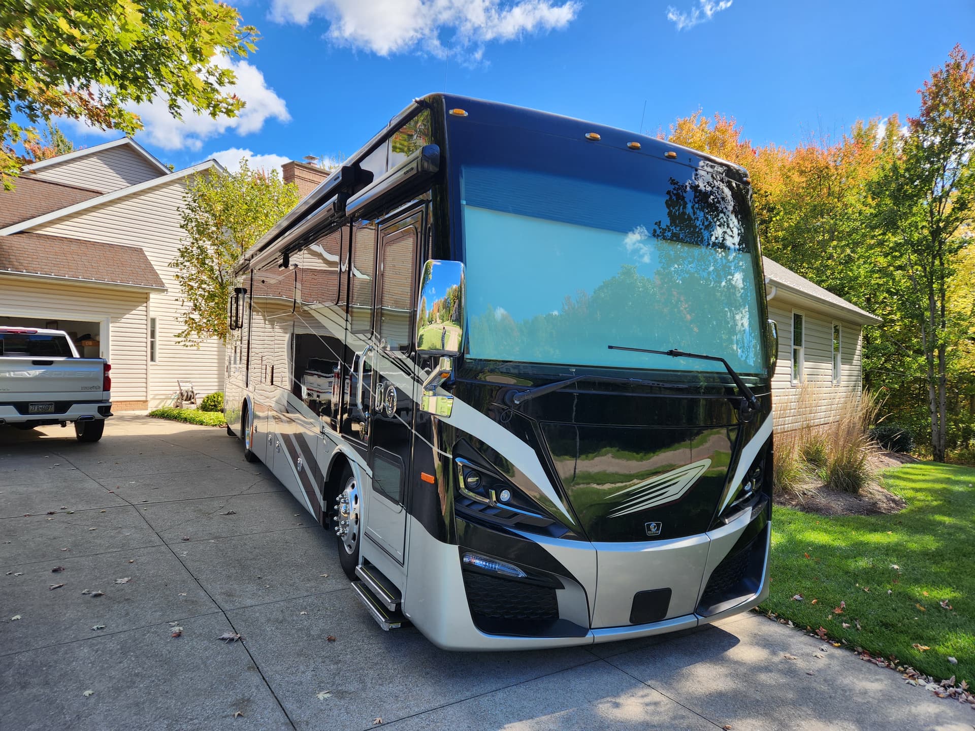 2022 Tiffin Phaeton 36SH - Like NEW