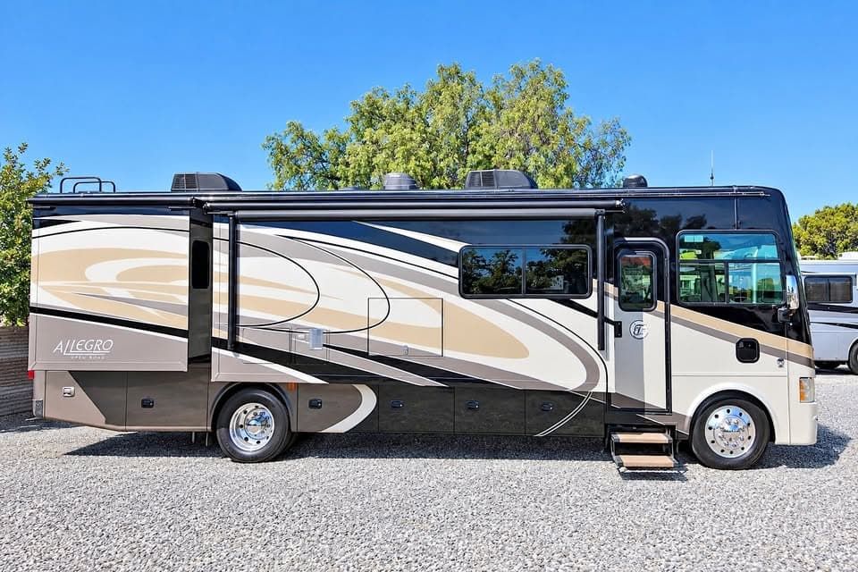 2016 Tiffin Open Road Gas 34PA Class A Motorhome Four Slide-Outs Clean
